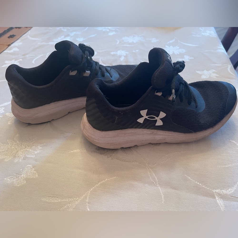 Girls Black Under Armour Size 5 Athletic Sneakers